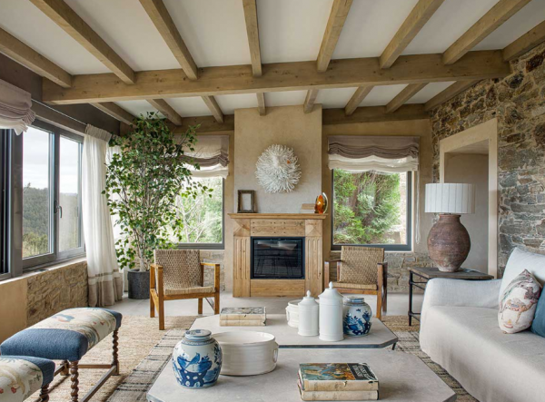 Villa dengan aksen batu alami dan desain rustik dari Spanyol